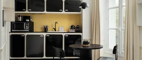 Apartemen Deluks | Dapur pribadi | Lemari es, microwave, oven, dan pemanggang roti