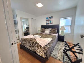 2 slaapkamers, een bureau, een strijkplank/strijkijzer, gratis wifi