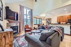 Casa de ciudad, 4 habitaciones | Área de sala de estar | Smart TV 