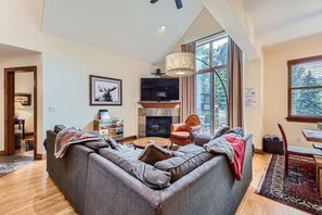 Nhà liên kế, 4 phòng ngủ | Khu phòng khách | Smart TV 