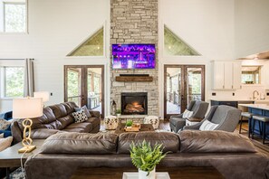 スマートテレビ、暖炉、テレビゲーム、ステレオ