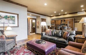 Smart-TV, Kamin, DVD-Player, Bücher