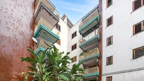 A multi-story building with balconies and a brick facade. - Cozy Syracuse House (Siracusa)