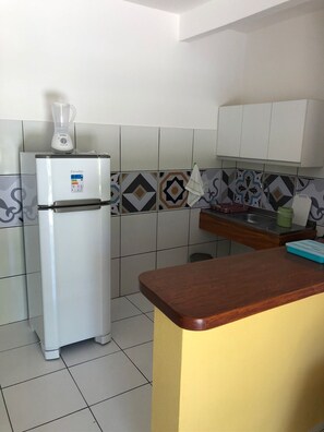 Appartement Confort | Cuisine privée | Réfrigérateur, four à micro-ondes, un four, surface de cuisson