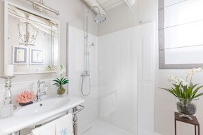 Badewanne, Haartrockner, Bidet, Handtücher