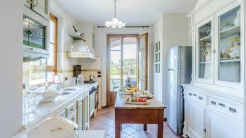 Kühlschrank, Mikrowelle, Ofen, Geschirrspüler