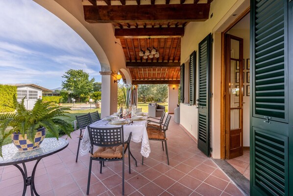 Outdoor dining