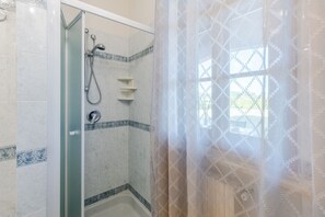 Badewanne, Haartrockner, Handtücher