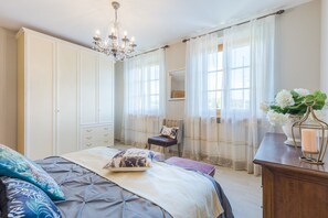 3 bedrooms, iron/ironing board, bed sheets