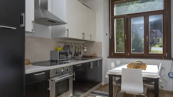 1 bedroom, hypo-allergenic bedding, iron/ironing board