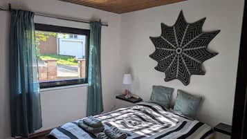 2 Schlafzimmer, Schreibtisch, Reisekinderbett, kostenloses WLAN