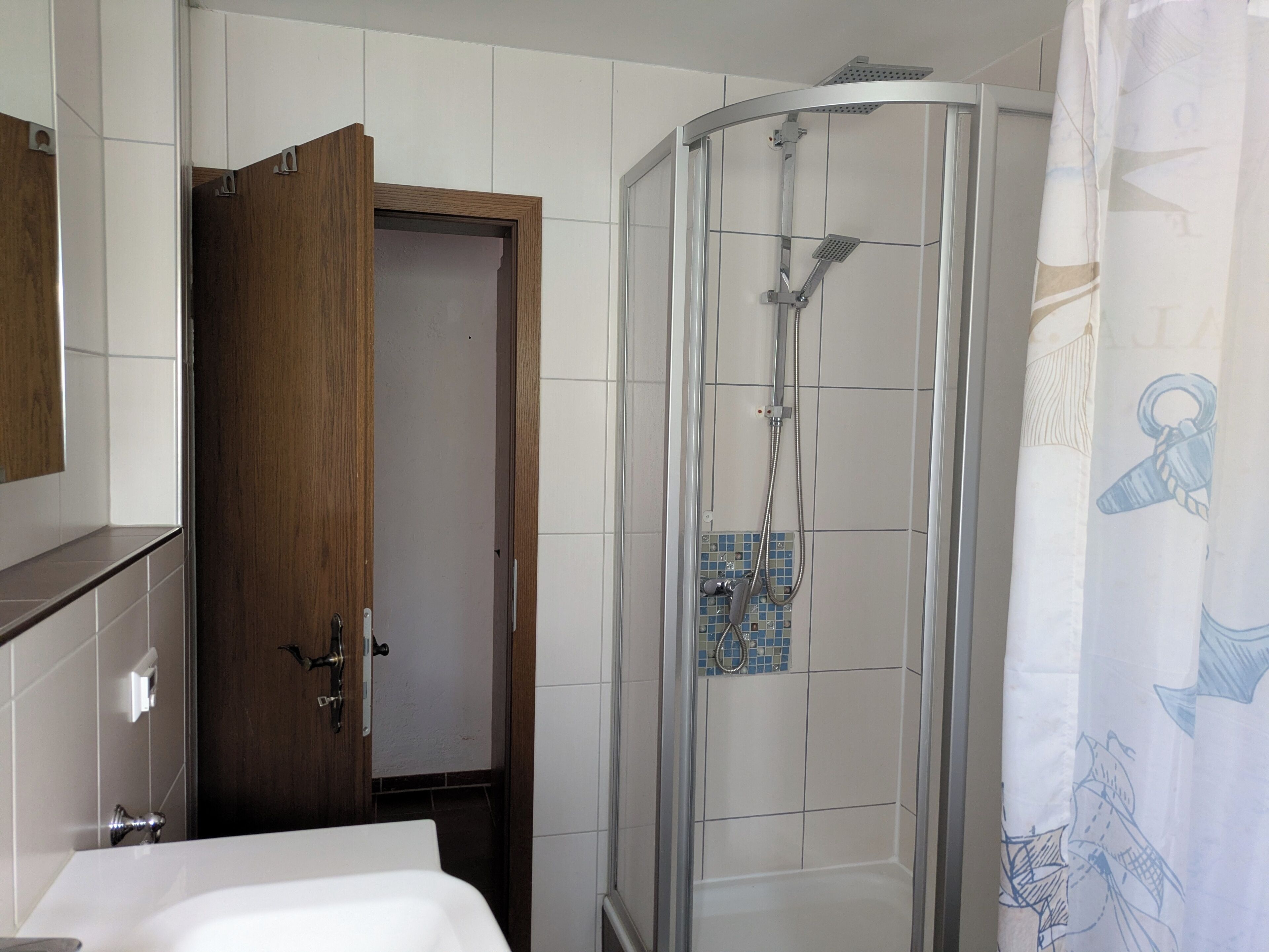 Badewanne, Haartrockner, Handtücher, Seife