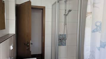 Badewanne, Haartrockner, Handtücher, Seife