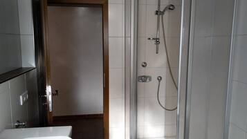 Badewanne, Haartrockner, Handtücher, Seife