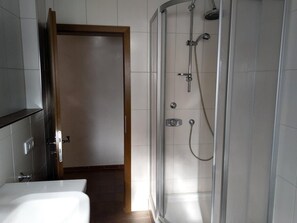 Badewanne, Haartrockner, Handtücher, Seife