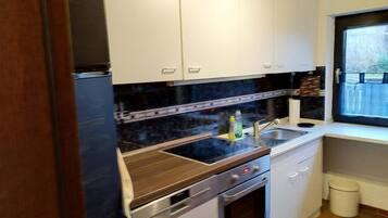 Jääkaappi, uuni, liesi, astianpesukone