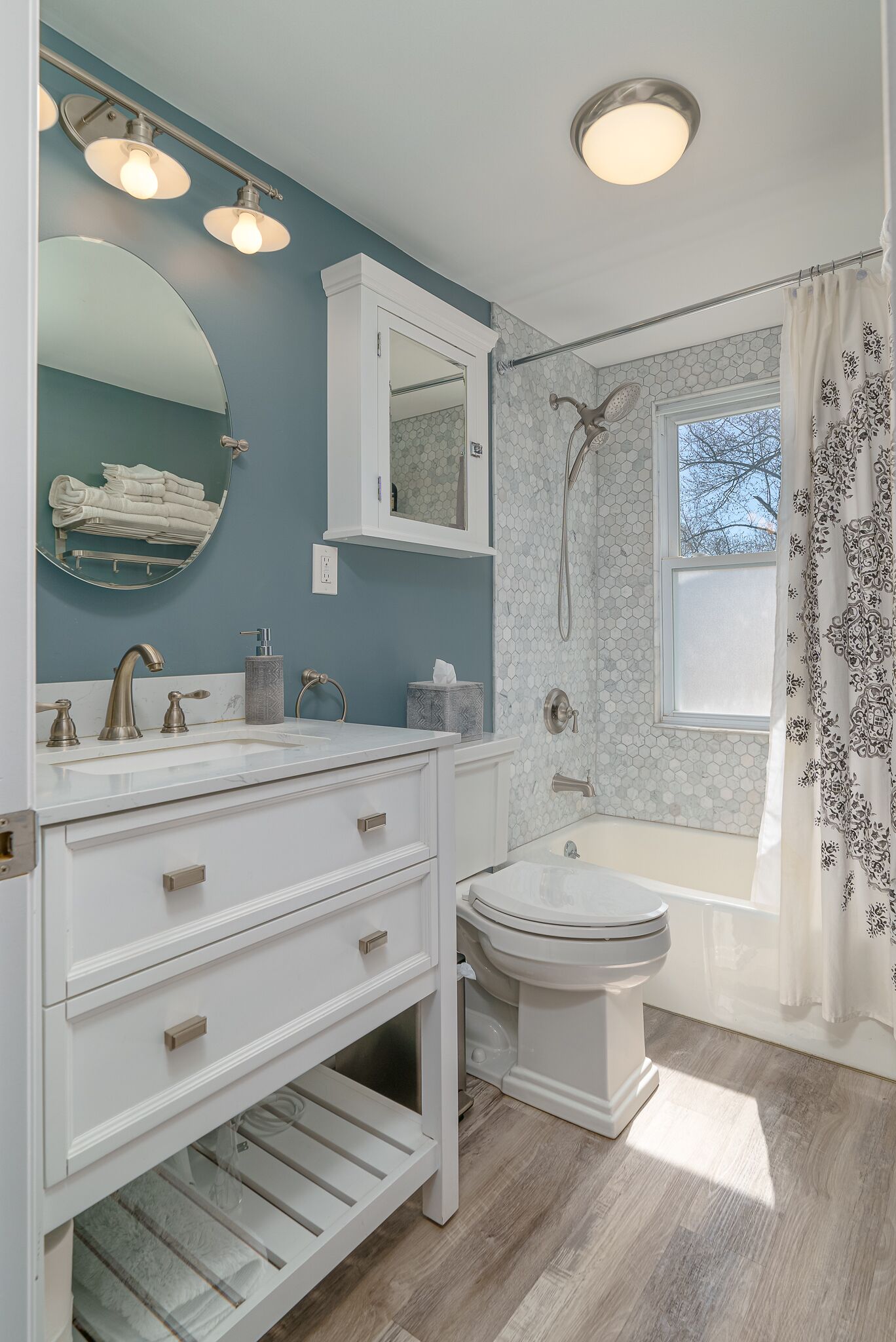 Combined shower/bathtub, hair dryer, towels, soap