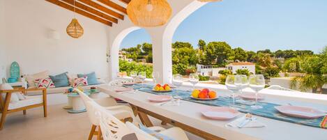 تناول الطعام بالخارج