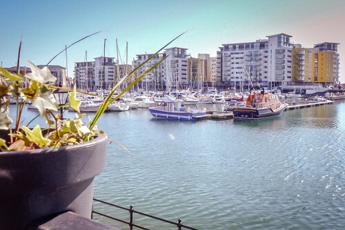 Beautiful Dawn - relax with stunning marina views