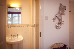 Ensemble baignoire-douche, séchoir à cheveux, serviettes fournies, savon