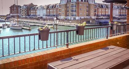 Beautiful Dawn - relax with stunning marina views