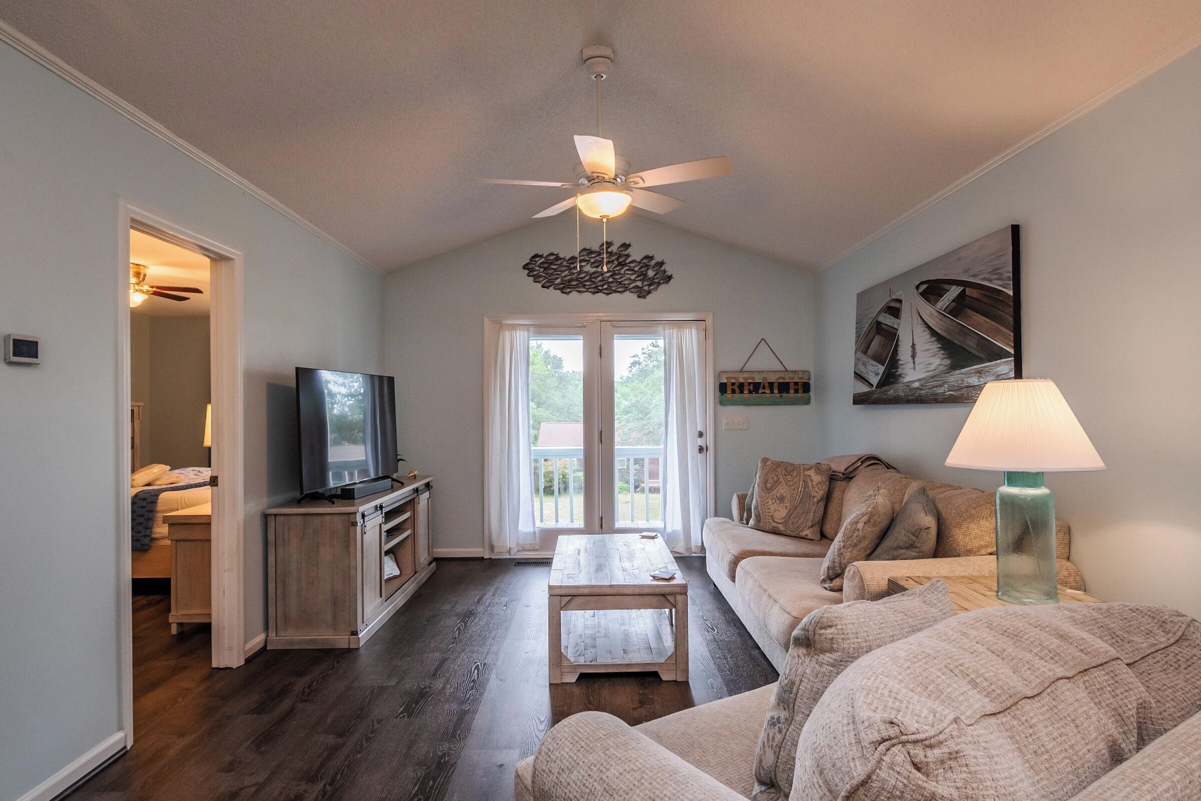 Télévision, cheminée, baby-foot, espaces bureaux