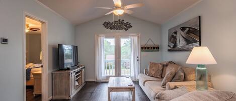 Televisión, chimenea, futbolito y oficina