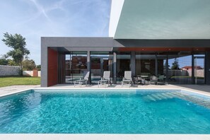 Piscina all'aperto, una piscina riscaldata