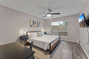 2 bedrooms, desk, iron/ironing board, WiFi - SoCo 2BR warm suite, king bed, fast WiFi w/ pool (Austin)
