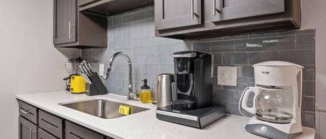 Cafetera y tetera, refrigerador, microondas y horno
