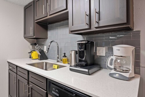 SoCo 2BR warm suite, king bed, fast WiFi w/ pool