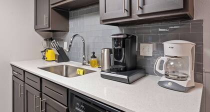 SoCo 2BR warm suite, king bed, fast WiFi w/ pool