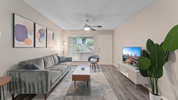 Una televisión, una oficina