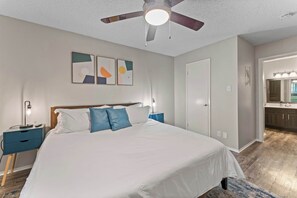 2 bedrooms, desk, iron/ironing board, WiFi - SoCo 2BR warm suite, king bed, fast WiFi w/ pool (Austin)