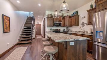 Geladeira, micro-ondas, fogão, cooktop