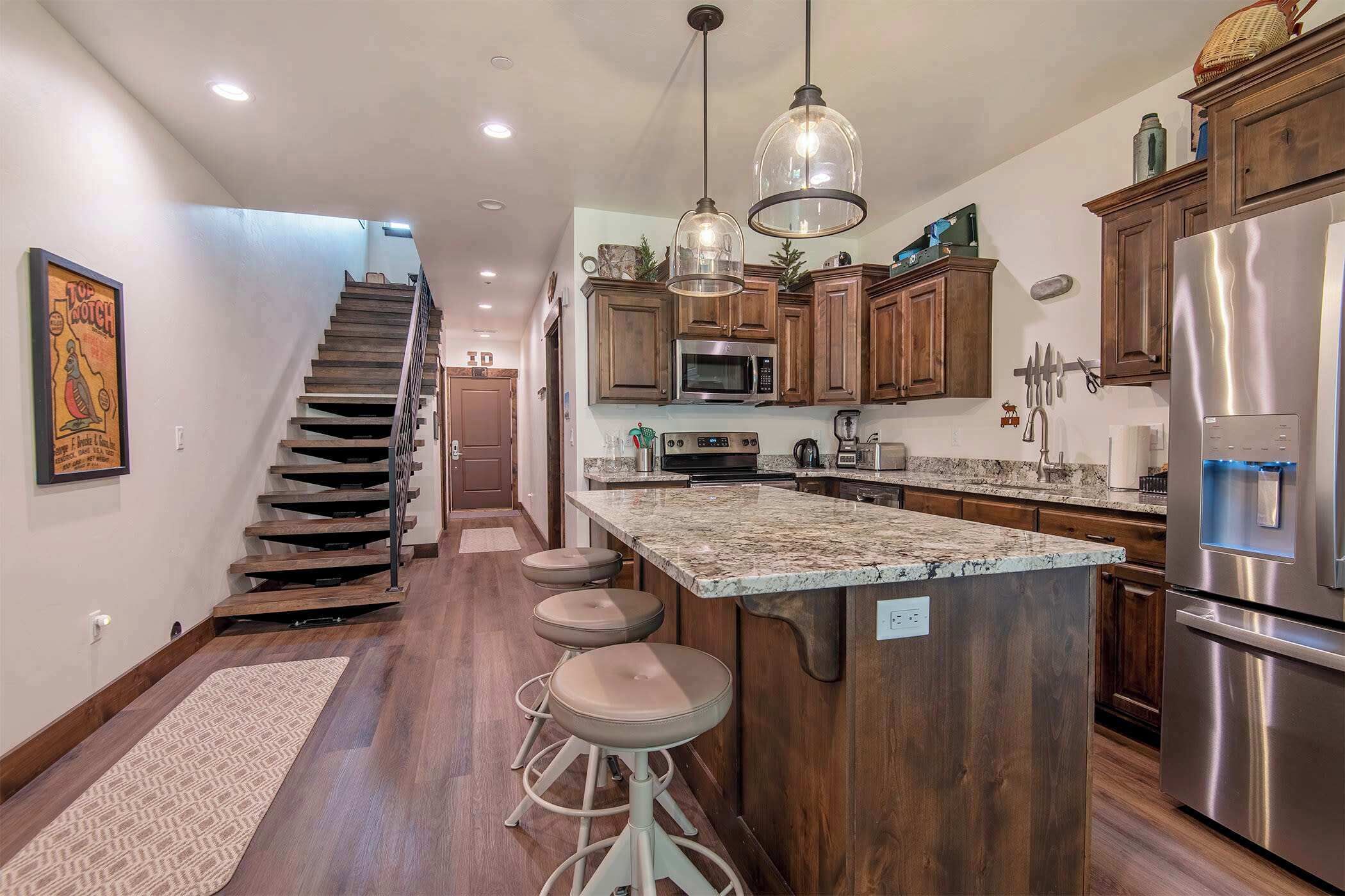 Geladeira, micro-ondas, fogão, cooktop