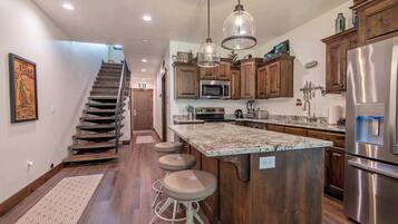 Geladeira, micro-ondas, fogão, cooktop