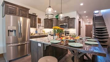 Geladeira, micro-ondas, fogão, cooktop