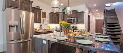 Geladeira, micro-ondas, fogão, cooktop