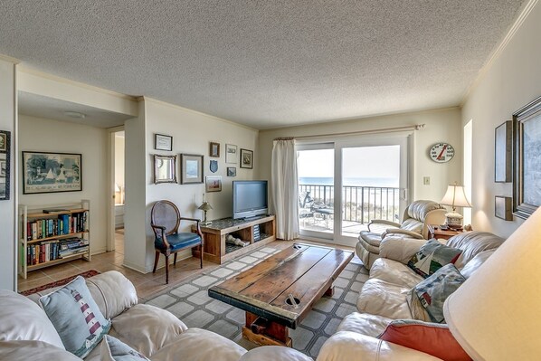 TV - 3-bedroom, 3-bathroom oceanfront condo, 2nd floor, two king bedrooms | Tidemaster - 205 (North Myrtle Beach)