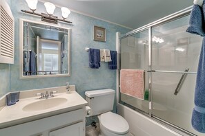 Combined shower/bathtub, towels - 3-bedroom, 3-bathroom oceanfront condo, 2nd floor, two king bedrooms | Tidemaster - 205 (North Myrtle Beach)