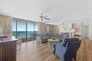 Televisión, chimenea y reproductor de DVD 