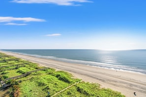 On the beach - Oceanfront 3-bedroom, 3-bathroom Crescent Beach condo, private balcony | North Shore Villas - 904 (North Myrtle Beach)