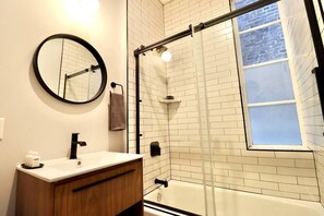 シャワー、ヘアドライヤー、タオル