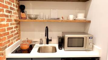 Køleskab, mikrobølgeovn, kaffe-/temaskine