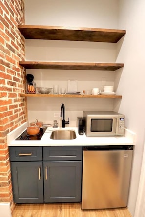 冰箱、微波炉、茶具/咖啡用具、厨具/餐具
