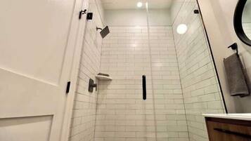 Shower, hair dryer, towels, shampoo