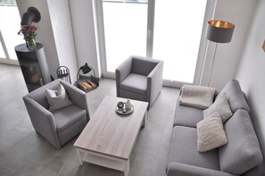 TV, fireplace, DVD player, books
