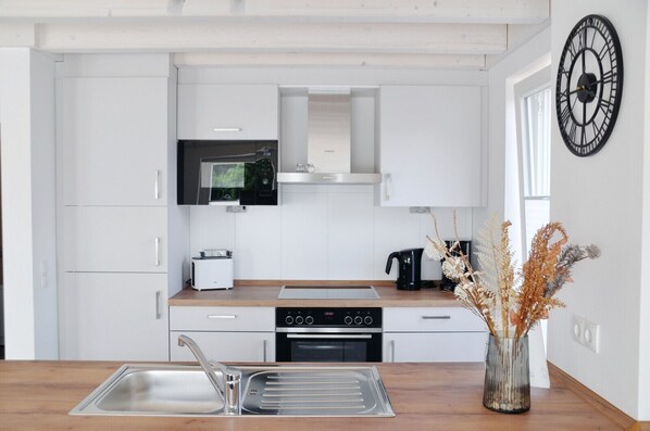 Réfrigérateur, four à micro-ondes, un four, surface de cuisson