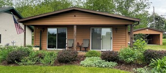 Green Lake Sunrise Getaway - A Pet Friendly Cabin!